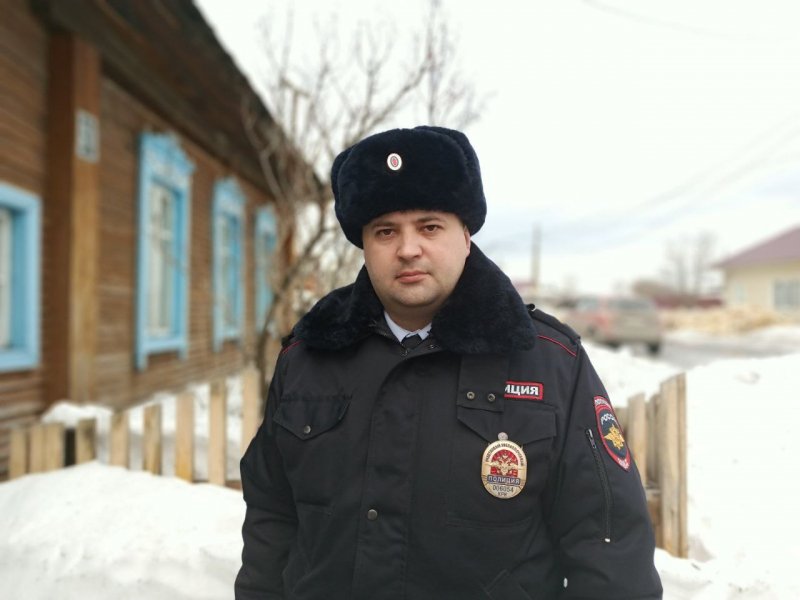 Жительница Козульского района поблагодарила участкового уполномоченного полиции за помощь в сложной дорожной ситуации