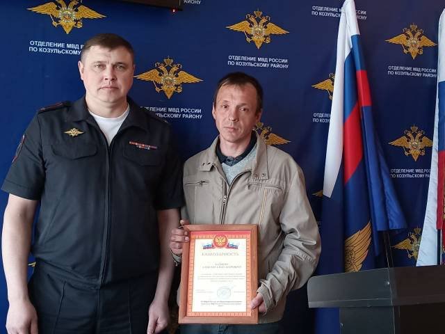 Полицейские поблагодарили жителя Козульского района Алексея Башкова за помощь во время паводка