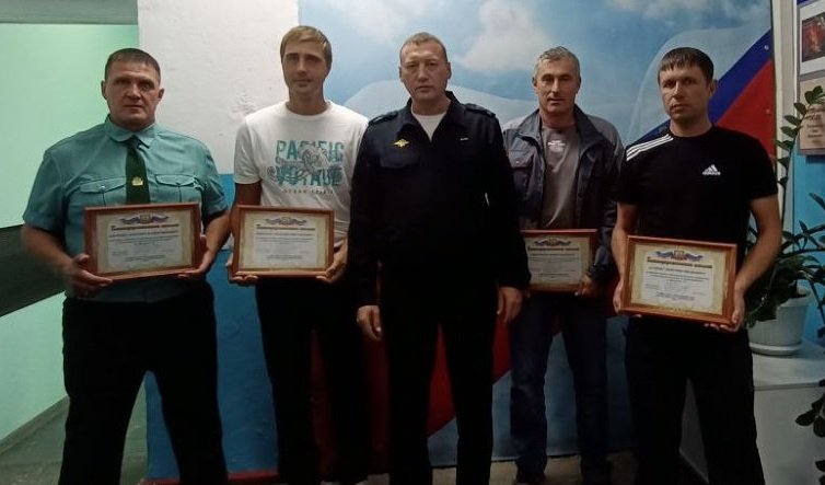 Награда нашла своих героев. Руководство Козульского ОВД поблагодарило местных жителей за помощь в поисках заблудившегося в лесу мужчины